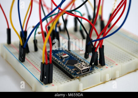 Anschluß der Leitungen auf einem White Board für den Anschluss von Komponenten Stockfoto