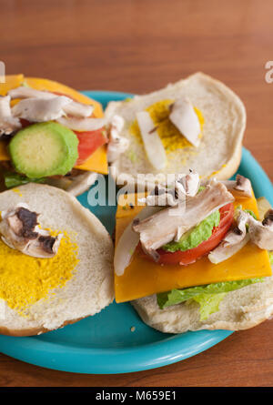 Avacado und Pilz Schichten auf einem veggie Burger Stockfoto