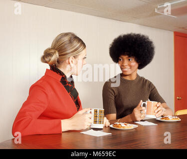 1970 s afrikanische amerikanische und kaukasische Frau KAFFEE DÄNISCHE COFFEE SHOP COUNTER-kd 2646 HAR 001 HARS CUPS INNEN NOSTALGIE ZWEISAMKEIT 20-25 Jahre 25-30 JAHRE FREUNDIN GLÜCK STILE afrikanische Amerikaner, Afrikaner - amerikanische und afrikanische Amerikaner AFRICAN AMERICAN CONNECTION MODE JUNGE ERWACHSENE FRAU DÄNISCHE ALTMODISCHE PERSONEN Stockfoto
