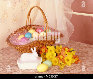 1970 s Easter Egg WARENKORB KERAMIK BUNNY TELLER GELB BLUMEN TABLE TOP STILL LIFE FENSTER FRÜHLINGSBLUMEN - ke 1420 HAR 001 HARS GEFÄRBT ALTMODISCHE SCHIERE TABLE TOP Stockfoto