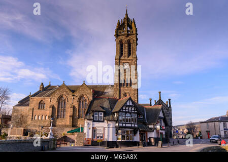 Die alte Pfarrkirche von Peebles. Die Bridge Inn Public House. Stockfoto