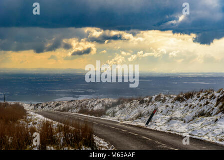 Schnee Winter Tag snowscene. Winter Hill Fiddlers Ferry Kraftwerk im Abstand Stockfoto
