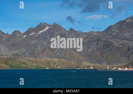 Britisches Territorium, Südgeorgien, King Edward Cove. Meerblick von den historischen Walfang Beilegung von grytviken. Stockfoto