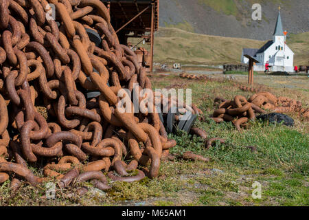 Britisches Territorium, Südgeorgien, King Edward Cove. Historischen Walfang Beilegung von grytviken. Rostige Kette vor der Kirche, aka Walfänger Kirche. Stockfoto