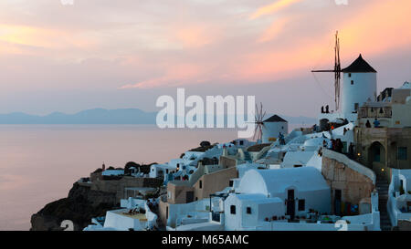 Sonnenuntergang in Oia, Santorini, Griechische Inseln Stockfoto