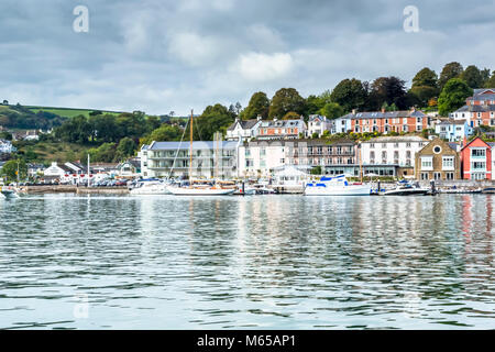 Viele teure Yachten und Segelboote gebunden oder in der Dartmouth Mündung vertäut. Stockfoto