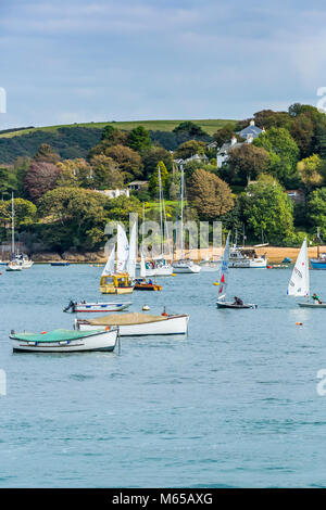 Viele teure Yachten und Segelboote gebunden oder in der Dartmouth Mündung vertäut. Stockfoto
