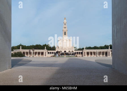 Basilika Unserer Lieben Frau vom Rosenkranz von Fatima aus der neuen Kirche der Heiligen Dreifaltigkeit gesehen Stockfoto