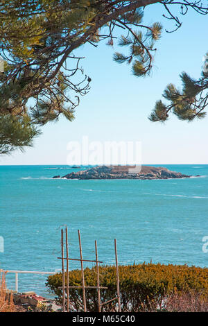 Dies ist ein Blick auf einer kleinen Insel nicht weit von der Küste. Stockfoto