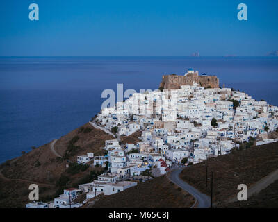 Einer geschmeidigen Straße nach Chora von Astypalea in der blauen Stunde Stockfoto