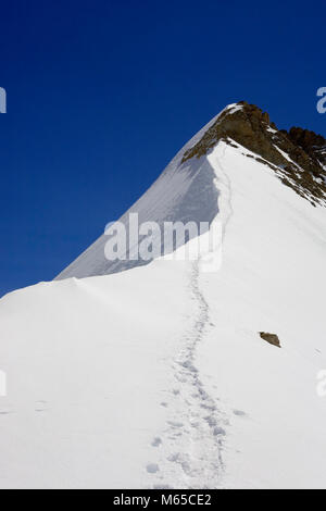 Spuren im Schnee Auf der nord-westlichen Grat der Trugberg von Obers Mönchjoch, Jungfrau-Aletsch, Schweiz Stockfoto