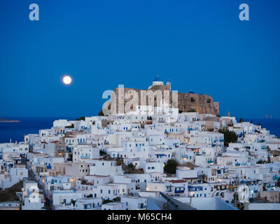 Chora von Astypalea in der blauen Stunde und der Vollmond vom Horizont Stockfoto