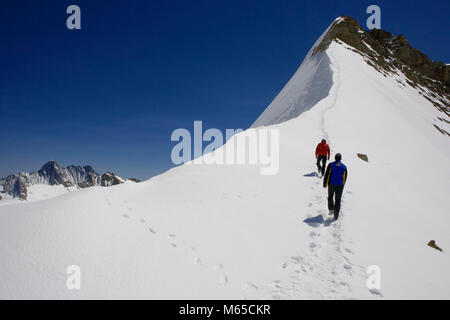 Bergsteiger gegen die Nord-West Ridge Der Trugberg von Obers Mönchjoch mit das Schreckhorn und Lauteraarhorn jenseits, Berner Alpen, Schweiz Stockfoto