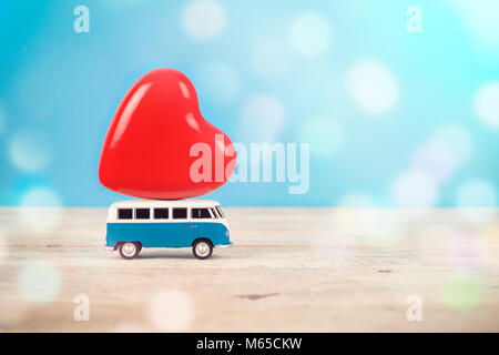 Alte Vintage Spielzeug van mit großen roten Herzen Figur an der Spitze im blauen Hintergrund. Stockfoto