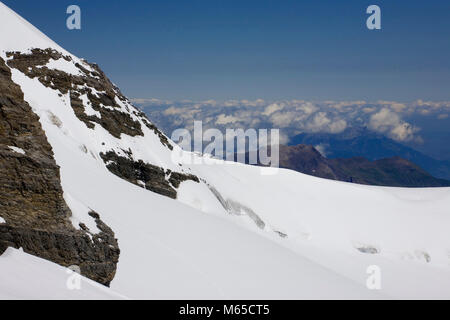 Blick von Obers Mönchjoch über das Ewigschneefeld, mit dem Großteil der Mönch auf der linken Seite und die oberen Lüschental jenseits: Berner Alpen, Schweiz Stockfoto