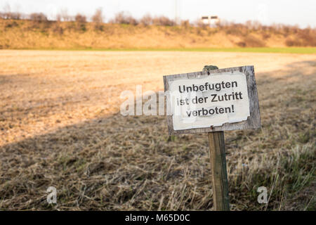 Grunge und alte Namensschild in der Landschaft Getreidefeld mit Text in deutsch Bedeutung: "Zugang zu Personen ohne Genehmigung ist verboten" Stockfoto