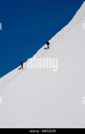 Bergsteiger auf der nord-westlichen Grat der Trugberg von Obers Mönchjoch, Jungfrau-Aletsch, Berner Alpen, Kanton Wallis, Schweiz Stockfoto