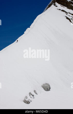 Einsamer Bergsteiger versuchen, die Nord-West Ridge Der Trugberg, Berner Alpen, Kanton Wallis, Schweiz Stockfoto