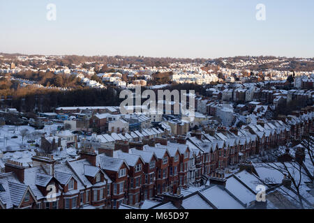 Auf der Suche Millward Straße und Alexandra Park an einem verschneiten Tag in Hastings, East Sussex, Großbritannien Stockfoto