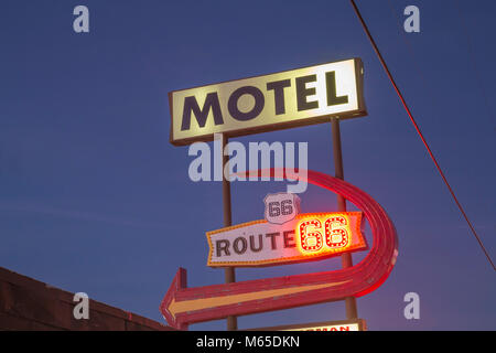 Beleuchtete Leuchtreklame der Route 66 Motel in Kingman, Arizona. Stockfoto