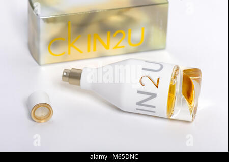 Calvin Klein Parfum, Flasche, Ck, in2u, Duft, Geist, Geruch, Produkt, Parfüm, Herren Parfüm Flasche, Parfum, Eau de Toilette Stockfoto