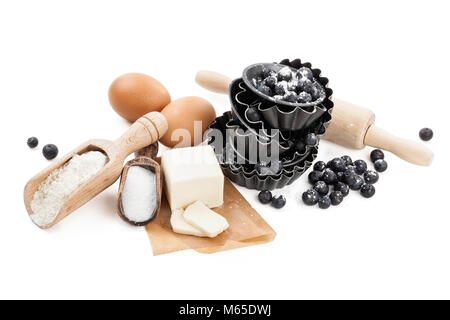 Zutaten für Torten mit Heidelbeeren. Auf weiß isoliert. Stockfoto