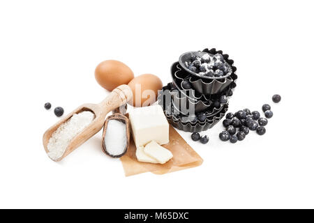 Zutaten für Torten mit Heidelbeeren. Auf weiß isoliert. Stockfoto