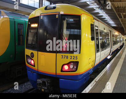 London Overground Livrierten Klasse 378 Capitalstar Elektrischer Triebzug Zug in London Euston Station. Stockfoto