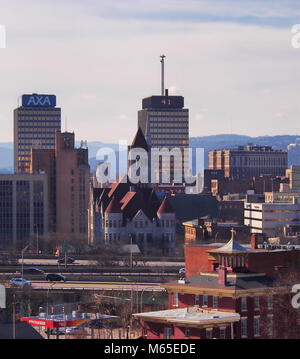 In Syracuse, New York, USA. Februar 26, 2018. Downtown Syracuse, New York mit der AXA Türme und Rathaus Stockfoto