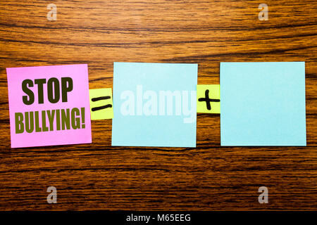 Schreiben Text angezeigt Stop Mobbing. Business Konzept für Prävention Problem Tyrann auf haftnotiz Papier Holz- Hintergrund geschrieben. Gleichung Mathematica Stockfoto