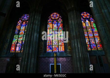 Drei Bereiche beleuchteten bildliche Glasfenster aus dem Inneren der Kirche in Wien. Stockfoto