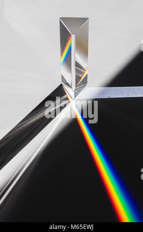 Ein Prisma dispergieren Sonnenlicht aufteilen in ein Spektrum auf einem weißen Hintergrund. Stockfoto