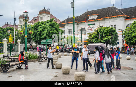 Indonesien, Central Java, Yogyakarta, Studenten bei Kilometer 0 gegenüber dem General Post Office Stockfoto