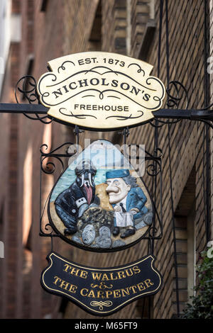 LONDON, Großbritannien - 18. FEBRUAR 2018: Schild vor dem Walrus und dem Carpenter Pub in der Monument Street Stockfoto