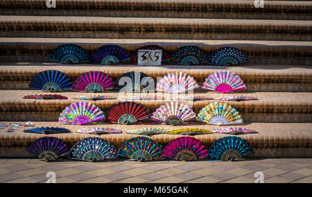 Bunte spanische hand Fans für Verkauf in Sevilla, Andalusien. Spanien Stockfoto