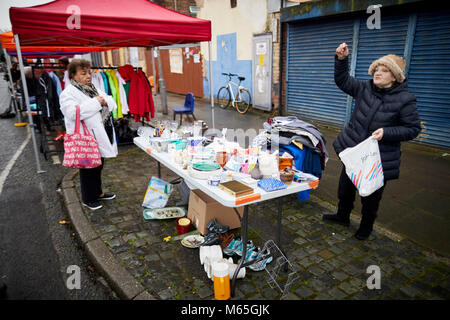 Liverpools Granby Street Market ein Turner Prize winning Regeneration Gebiet. Eine kleine BRIC- oder Brac Stil stall verkaufen gebrauchte Güter Stockfoto