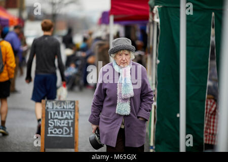 Liverpools Granby Street Market ein Turner Prize winning Regeneration. Ein smart Ältere gekleidete Dame an der Straße Markt Stockfoto
