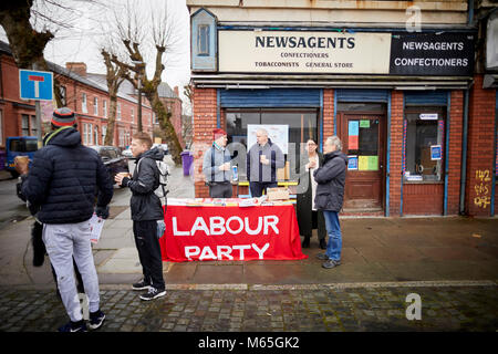 Nach Jahren der Vernachlässigung Sachen schauen für Liverpool Granby Turner Prize winning Straßen. Die einmal im Monat Markt sieht die Straßen geschlossen Stockfoto