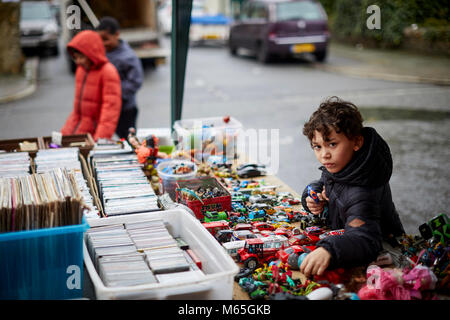 Liverpools Granby Street Market ein Turner Prize winning Regeneration. Einheimische Surfen im Second Hand Kleidung und Spielzeug Stockfoto