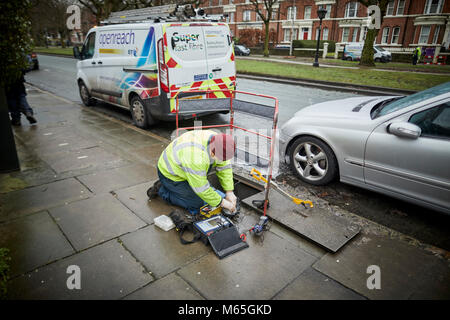 BT British Telecom Openreach kabel Ingenieur Arbeiter auf der Straße in einen offenen Schacht geführt, arbeiten Stockfoto