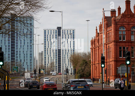 Salford Crescent mit Salford Museum & Art Gallery, Thorn und Wohnkomplexe im Hintergrund Stockfoto