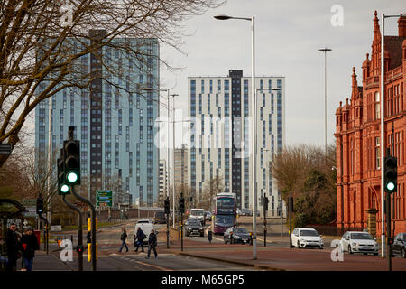 Salford Crescent mit Salford Museum & Art Gallery, Thorn und Wohnkomplexe im Hintergrund Stockfoto