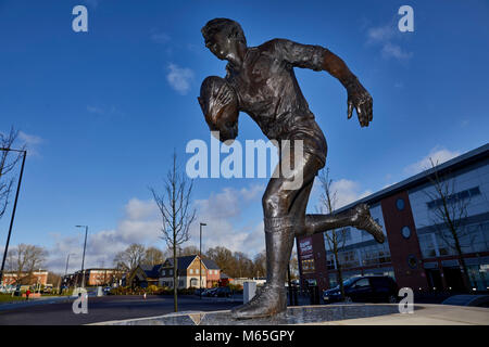 Statue von Rugby League Legende John Woods bei Leigh Sports Village in der Nähe von Wigan in Gtr Manchester Stockfoto