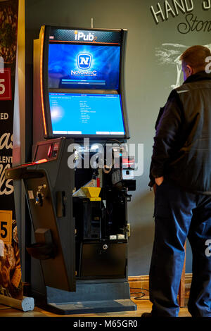 Im Pub glücksspielautomat. Stockfoto