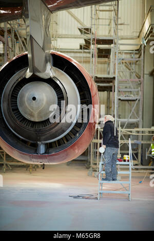 Virgin Atlantic Airbus340-600 wide-body commercial Passenger Jet Airliner erhält einen neuen Anstrich Lackierung auf dem Flughafen Manchester Stockfoto