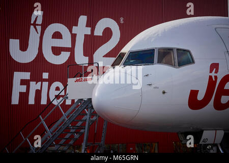 Manchester Airport Jet 2 Wartung hanger Boeing 757 in den Jet2 Urlaub Lackierung Stockfoto