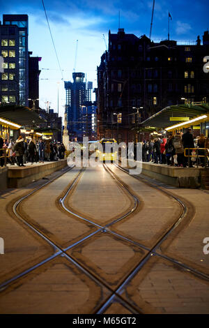 Metrolink tram station halt an St. Peter's Square ist ein öffentlicher Platz im Stadtzentrum von Manchester, England. Stockfoto