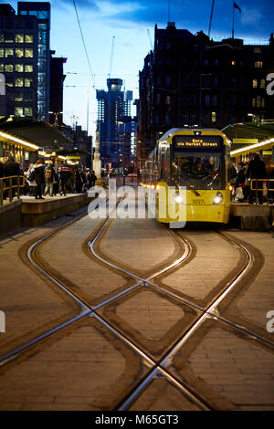 Metrolink tram station halt an St. Peter's Square ist ein öffentlicher Platz im Stadtzentrum von Manchester, England. Stockfoto