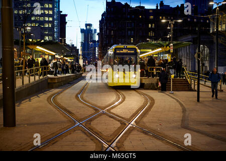 Metrolink tram station halt an St. Peter's Square ist ein öffentlicher Platz im Stadtzentrum von Manchester, England. Stockfoto