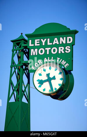 Leyland Dorf clock die Parole "Leyland Motors für alle Zeit", wurden an prominenten Positionen zu wichtigen Bundesstraßen in ganz England in installiert Stockfoto